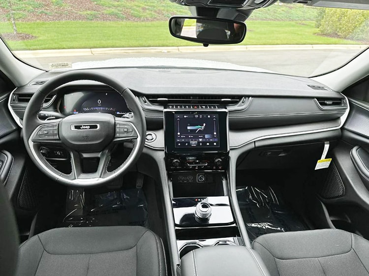 Jeep Cherokee Hendrick Cars dash.jpg