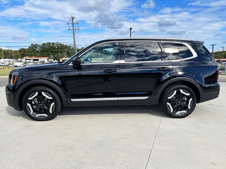 Kia Telluride Side View Hendrick Cars.jpg