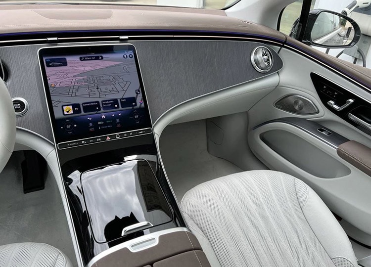 Mercedes EQS Sedan screen Hendrick Cars.jpg