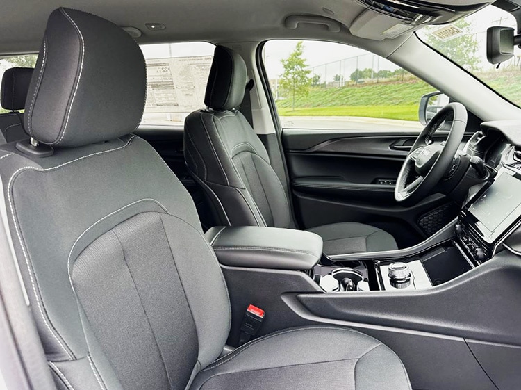 Jeep Cherokee Hendrick Cars interior.jpg